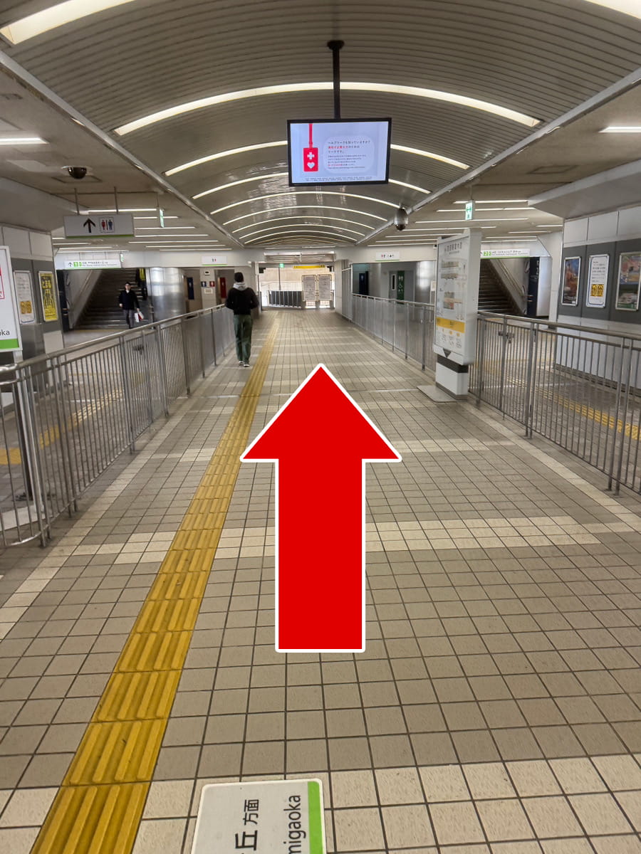 出口へ向かってまっすぐ進む通路の案内写真